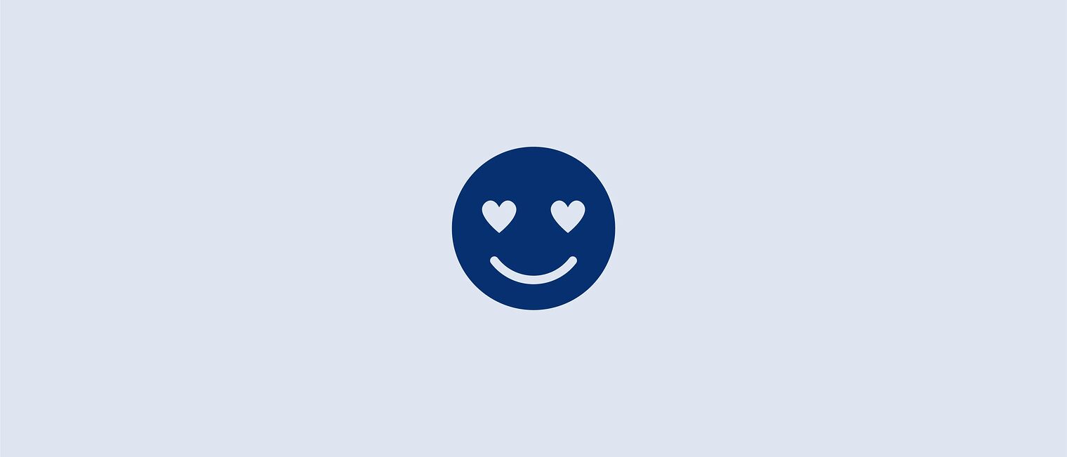 Gesundheitsgewerbe (gewerblich-technischer Kurs) Lächelndes Emoji mit Herzaugen auf hellblauen Hintergrund